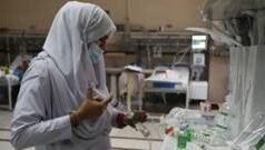 پاکستان اور دنیا بھر کے ہسپتالوں میں لاکھوں نرسز کی مانگ: نرس کیسے بنا جا سکتا ہے اور اس شعبے میں ترقی کے کتنے مواقع ہیں؟