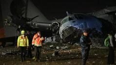 విమానం నిండా కొత్త నోట్ల కట్టలు.. రోడ్డు మీద వాహనాలను ఢీకొంటూ కూలిపోయింది.. 11 మంది మృతి.. ఒక్క నోటు తీసినా, చలామణీ చేసినా నేరమే