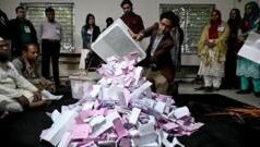 মিত্র, স্বতন্ত্র আর বিদ্রোহ ী প্রার্থীদের মধ্য ে ক ে কোন আসন ে জিতলেন?