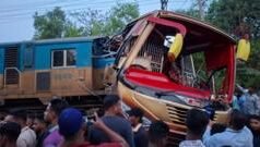 ‘হঠাৎ বাসের ছাদে বাড়ি খেলাম, এরপর কিছু মনে নাই’ কুমিল্লায় দুর্ঘটনার শিকার বাসযাত্রী