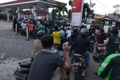 எரிபொருள் பற்றாக்குறையை சமாளிக்க இந்த 6 நாடுகள் எடுத்துள்ள வெவ்வேறு நடவடிக்கைகள் என்ன?