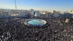 যুদ্ধ ও নজরদারির মধ্যেও ইরান থেকে কীভাবে খবর পাঠান সাংবাদিকরা?
