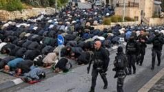 ரமலான் பண்டிகை – மத்திய கிழக்கில் மக்கள் தொழுகை நடத்திய படங்கள்