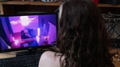 ’اونلی فینز‘ پر ماڈل کا کردار نبھاتی خواتین: ’کبھی کبھی گِھن سی آتی ہے، بار بار سیکسٹنگ کرنا پڑتی ہے‘