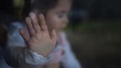 ’چوری‘ کرنے پر باپ کی بیٹیوں کو چھت سے لٹکانے کی سزا، ایک بچی ہلاک، دوسری کی حالت تشویشناک