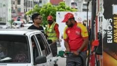 ذخیرہ اندوزوں کے خلاف کریک ڈاؤن اور تیل کے مناسب ذخائر کا دعویٰ: کیا پاکستان میں پیٹرول با آسانی مل رہا ہے؟