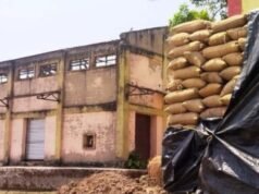 ଜାମଯୋଡି ସମିତିରେ ଛାତନଥିବା ଗୋଦାମରେ ରହିଛି ଧାନ, ବର୍ଷା, ଖରା, କାକର ଖାଉଛି ୮ହଜାର କୁଇଂଟାଲ ଧାନବସ୍ତା , ଆବଶ୍ୟକ ୭ହଜାର ୬ଶହ କୁଇଂଟାଲ ଟାର୍ଗେଟ