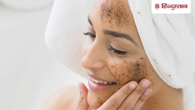 क्या आप भी चेहरे पर कॉफी रगड़ते हैं? अब रुक जाइए, पहले सही तरीका जान लें
