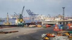 ایران اور امریکہ اسرائیل کی جنگ کی وجہ سے مال بردار جہاز کراچی کا رخ کیوں کر رہے ہیں؟