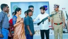 తెలంగాణ: సీఎం రేవంత్ సమక్షంలో లొంగిపోయిన 130 మంది మావోయిస్టులు, భారీగా ఆయుధాల అప్పగింత