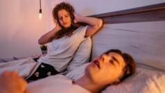 నిద్రలో మాట్లాడటం, నడవడం ఒక జబ్బా? డాక్టర్లు ఏం చెబుతున్నారు?