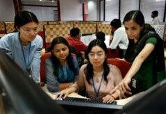 ભારતમાં લાખોને નોકરીઓ આપનારા 27,500 અબજના આ કૅરિયર પર ખતરો કેમ તોળાઈ રહ્યો છે?