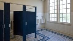 ਟਾਇਲਟ ਵਿੱਚ ਦਰਵਾਜ਼ੇ ਜ਼ਮੀਨ ਤੋਂ ਉੱਚੇ ਕਿਉਂ ਬਣਾਏ ਜਾਂਦੇ ਹਨ, ਇਸ ਢਾਂਚੇ ਦਾ ਖੋਜੀ ਕੌਣ ਸੀ