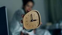 पहाटे 3 वाजता तुम्हाला अचानक जाग येते? रोज एकाच वेळी झोपमोड का होते?