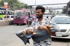 যুবকের কোলে চাদরে মোড়ানো শিশু- ছবির পেছনের ঘটনা যা জানা যাচ্ছে