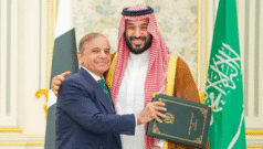 सऊदी अरब से पाकिस्तान को मिले अरबों डॉलर के कर्ज़ की टाइमिंग इतनी अहम क्यों है?