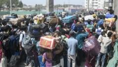 পশ্চিমবঙ্গে ভোটের আগে পরিযায়ী শ্রমিকদের ঘরে ফেরার ঢল নিয়ে রাজনৈতিক বিতর্ক