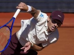 De Minaur defeats Ofner in Barcelona to advance.