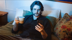 آپ کے فون کی نیلی روشنی آپ کی نیند خراب نہیں کر رہی تو پھر اصل ’مجرم‘ کون؟