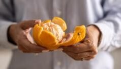 ફળોની છાલમાં કેવાં પોષક તત્ત્વો હોય છે, છોતરાંને ફેંકવાને બદલે તેનો લાભ લેવાની પાંચ રીત