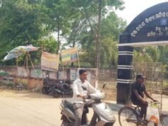 ବିଦ୍ୟାଳୟ ସମ୍ମୁଖରେ ମାଳ ମାଳ ବ୍ୟାନର