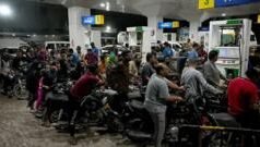 پیٹرول 137.23 جبکہ ڈیزل 184.49 روپے مہنگا: ’مشکلات میں گِھرے پاکستانیوں کے لیے یہ محض بڑا اضافہ نہیں، بقا کی جدوجہد پر ضرب ہے‘