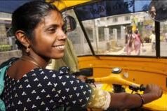 இலவசங்களை அறிவிக்கும் கட்சிகள்: தமிழ்நாட்டு பெண்கள் எதன் அடிப்படையில் வாக்களிக்கின்றனர்?