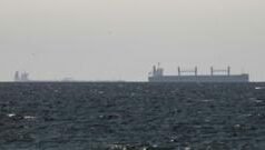 হরমুজ প্রণালি ‘খুলে দেওয়ার’ ঘোষণা এলেও সীমিত জাহাজের চলাচল