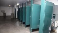 பொது கழிப்பறைகள் உள்ளே இருப்பவரின் கால் வெளியே தெரியும் வகையில் கட்டப்படுவது ஏன்?