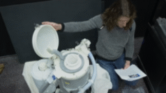 ஆர்டெமிஸ் 2: நிலவுக்கு செல்லும் விண்வெளி வீரர்கள் மலம் கழிப்பது எப்படி?