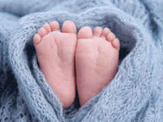 യുവതി വീട്ടില് പ്രസവിച്ച കുഞ്ഞ് മരിച്ചു; ഭാര്യ ഗര്ഭിണി ആയിരുന്നു എന്ന് അറിഞ്ഞിരുന്നില്ലെന്ന് ഭര്ത്താവ്